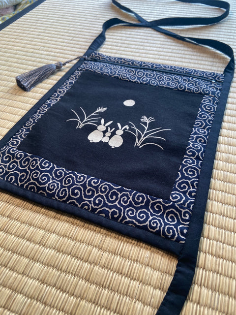 Sac Bandoulière Motifs lapins et arabesques
