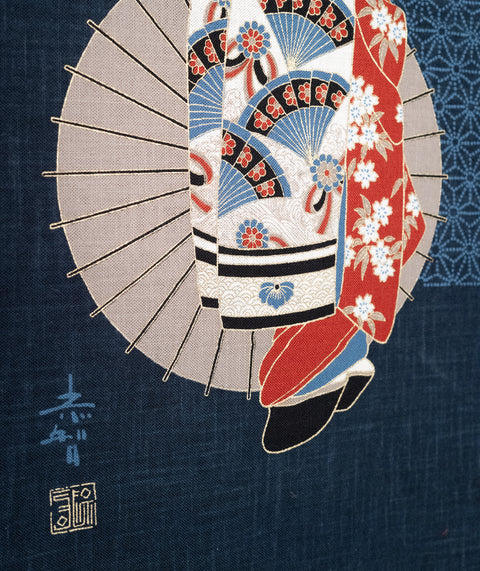 Kakémono en tissu japonais, illustration : Geisha portant une Ombrelle