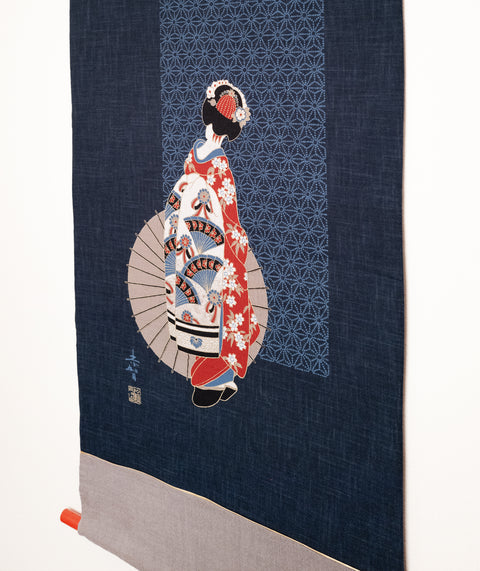 Kakémono en tissu japonais, illustration : Geisha portant une Ombrelle