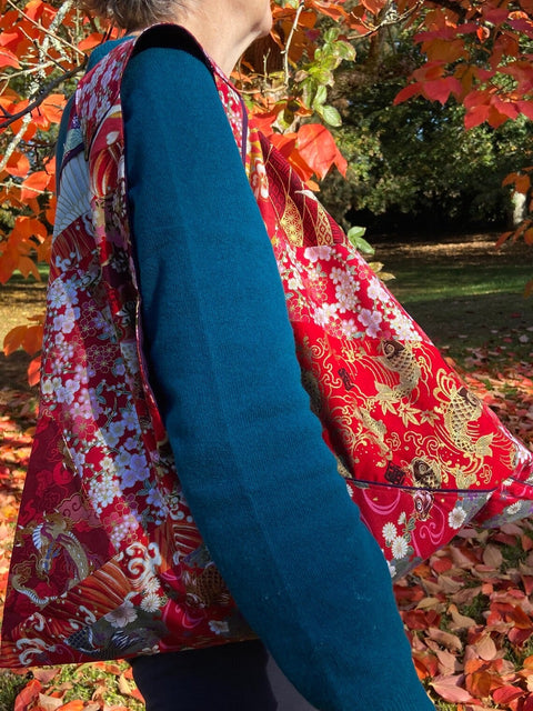 Sac AZUMA BUKURO Patchwork de tissus japonais aux motifs multiples et très colorés sur fonds rouges