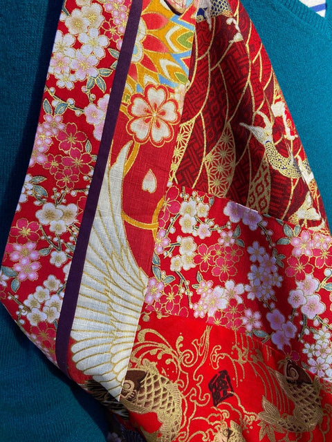 Sac AZUMA BUKURO Patchwork de tissus japonais aux motifs multiples et très colorés sur fonds rouges