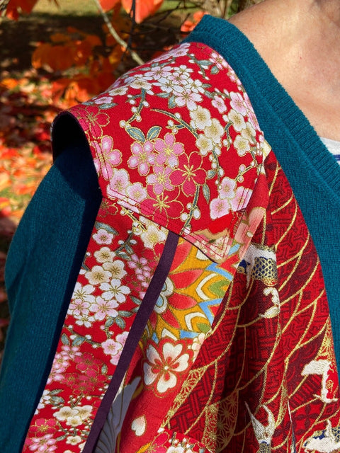 Sac AZUMA BUKURO Patchwork de tissus japonais aux motifs multiples et très colorés sur fonds rouges