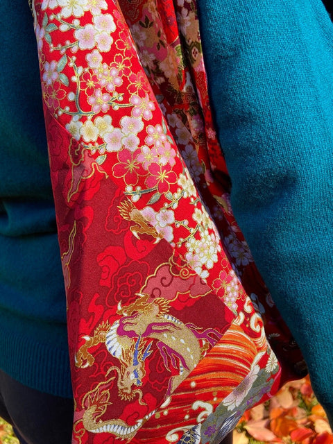 Sac AZUMA BUKURO Patchwork de tissus japonais aux motifs multiples et très colorés sur fonds rouges