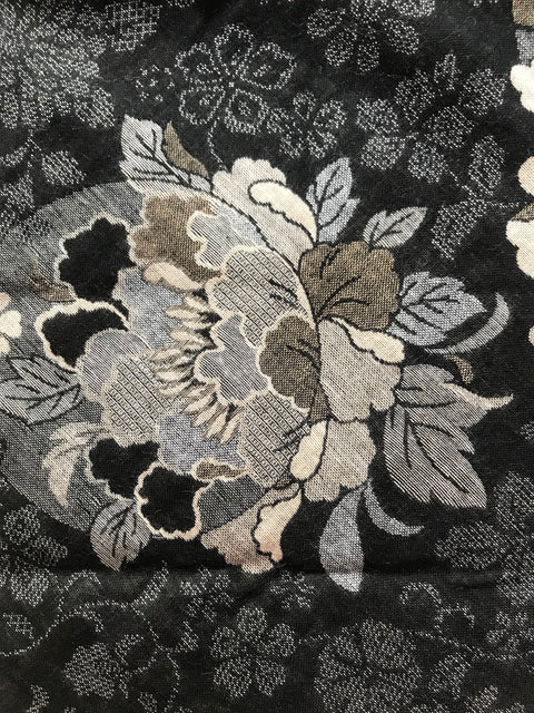 Sac Azuma, sac origami, sac cabas, en tissu japonais, motifs fleurs de chrysanthèmes et petites fleurs sur fond noir.