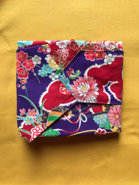 Sac Azuma, sac origami, sac cabas, en tissu japonais, motifs floraux et colorés sur fond violet.