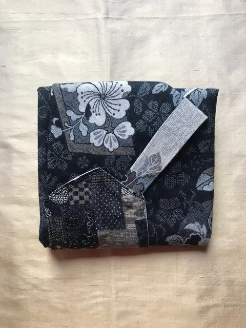 Sac Azuma, sac origami, sac cabas, en tissu japonais, motifs fleurs de chrysanthèmes et petites fleurs sur fond noir.