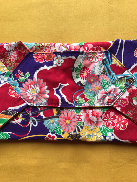 Sac Azuma, sac origami, sac cabas, en tissu japonais, motifs floraux et colorés sur fond violet.