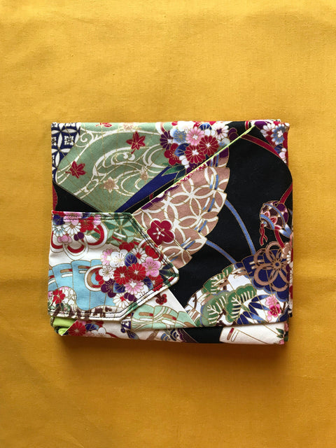 Sac Azuma, sac origami, sac cabas, en tissu japonais, motifs traditionnels de fleurs et éventails sur fond noir.